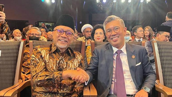 Menteri Perdagangan Zulkifli Hasan dan Menteri Perindustrian dan Perdagangan Internasional Malaysia Tengku Zafrul bin Tengku Abdul Aziz di Jakarta, Senin (9/1/2023).