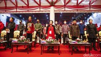 Ketua Umum Megawati Soekarnoputri menyampaikan pidato politiknya. Sementara Presiden Joko Widodo juga turut hadir dalam acara tersebut.  