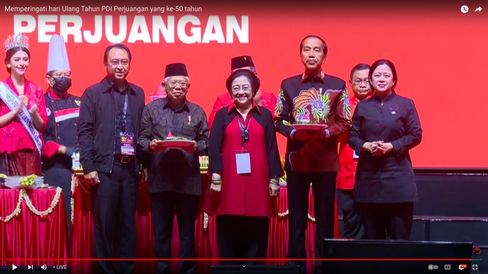 Momen Foto Bersama Usai Pemotongan Tumpeng