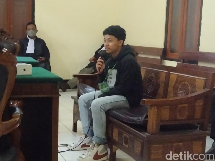 Muhammad Armansyah saat menghadiri sidang pencurian ponselnya di PN Surabaya