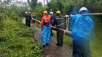 Mereka harus bahu-membahu menggotong tiang demi melancarkan pasokan listrik.