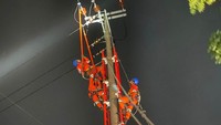 Petugas PLN tetap semangat meski bekerja siang dan malam.