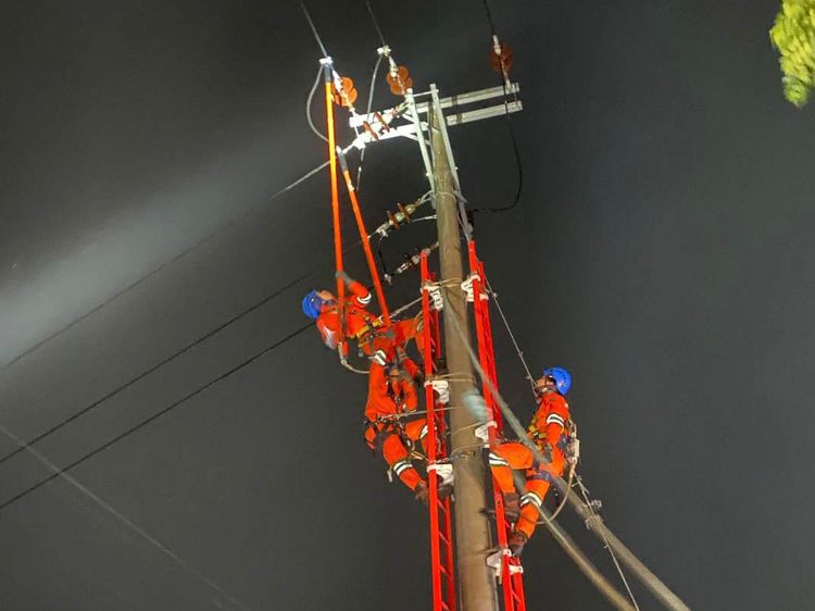 Ngapain Nih Pada Gotong-gotong Tiang Listrik?