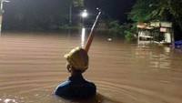 Mereka juga harus melewati medan yang terendam banjir.