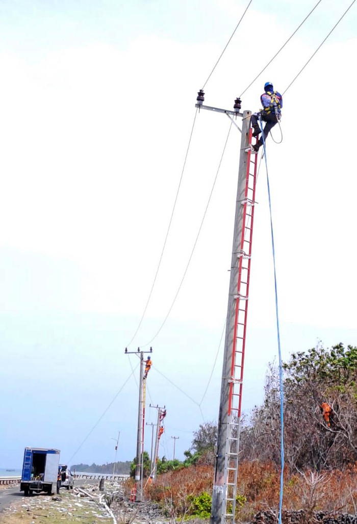 Petugas PLN memperbaiki jaringan listrik di Kabupaten Kepulauan Selayar. Di tengah cuaca ekstrem yang melanda wilayah Provinsi Sulawesi Selatan, Sulawesi Tenggara dan Sulawesi Barat, PT PLN (Persero) terus mengoptimalkan pemulihkan pasokan listrik secara menyeluruh. Karena hujan deras disertai angin kencang membuat banyak pohon bertumbangan serta banjir di berbagai daerah yang mengakibatkan terhambatnya pasokan listrik di wilayah tersebut.