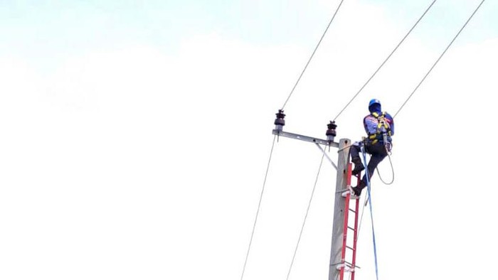Petugas PLN memperbaiki jaringan listrik di Kabupaten Kepulauan Selayar. Di tengah cuaca ekstrem yang melanda wilayah Provinsi Sulawesi Selatan, Sulawesi Tenggara dan Sulawesi Barat, PT PLN (Persero) terus mengoptimalkan pemulihkan pasokan listrik secara menyeluruh. Karena hujan deras disertai angin kencang membuat banyak pohon bertumbangan serta banjir di berbagai daerah yang mengakibatkan terhambatnya pasokan listrik di wilayah tersebut.