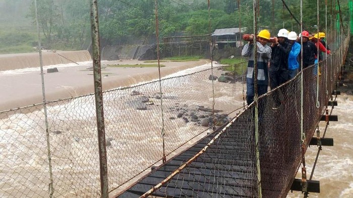 Ngapain Nih Pada Gotong-gotong Tiang Listrik? Petugas PLN memperbaiki jaringan listrik di Kabupaten Kepulauan Selayar. Di tengah cuaca ekstrem yang melanda wilayah Provinsi Sulawesi Selatan, Sulawesi Tenggara dan Sulawesi Barat, PT PLN (Persero) terus mengoptimalkan pemulihkan pasokan listrik secara menyeluruh. Karena hujan deras disertai angin kencang membuat banyak pohon bertumbangan serta banjir di berbagai daerah yang mengakibatkan terhambatnya pasokan listrik di wilayah tersebut.