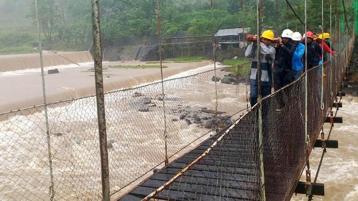 Ngapain Nih Pada Gotong-gotong Tiang Listrik?