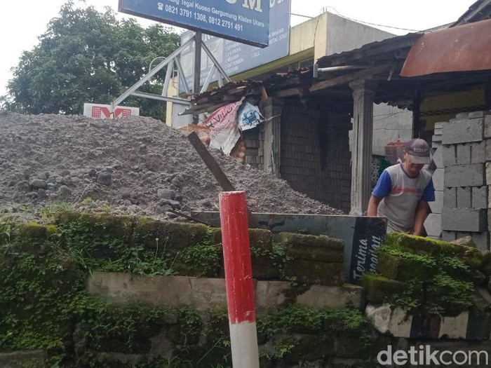 Patok proyek exit tol Jogja-Solo di jalan Ki Ageng Gribig, Klaten Utara, Klaten, Selasa (10/1/2023).
