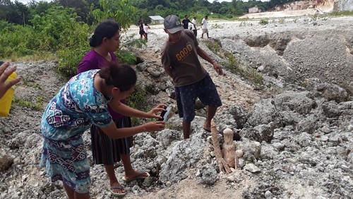 Patung batu menyerupai bunda maria jadi tontonan warga Kota Kupang, NTT. Foto (Yufen Ernesto/detikBali).
