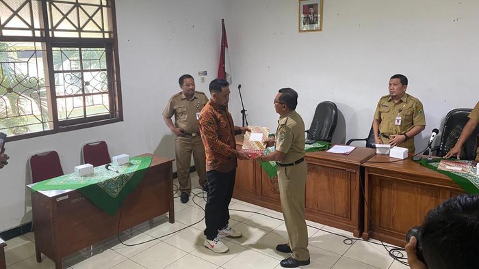 Pemberian SK pemberhentian Kades Lengkong