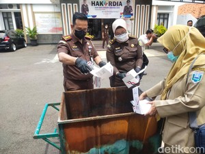 500 Rapid Test Kit COVID-19 Kedaluwarsa Dimusnahkan Kejari Probolinggo