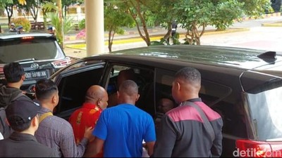 3 Foto Lukas Enembe Digiring ke Pesawat Usai Ditangkap KPK