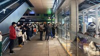 Promo terbaru Tesla mencakup potongan harga 10% dari harga dasar untuk Tesla Model Y di Cina dan 14% dari Model 3s. Diskon itu membuat harga Tesla lebih murah dari negara lain, termasuk Amerika Serikat. Di Tesla Experience Center di Chengdu, Sichuan, pemilik Tesla menggeledah fasilitas dan memasang daftar tulisan tangan berisi empat tuntutan yang ditandatangani dengan nama dan sidik jari mereka. REUTERS/Social Media
