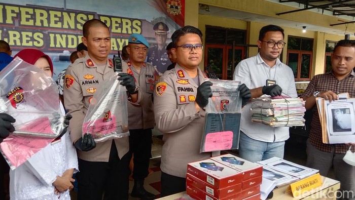 Polisi mengungkap kasus pencurian buku di Indramayu