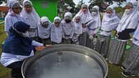 Petugas BMKG Serang menjelaskan cara kerja panci pengukur penguapan air hujan kepada murid Sekolah Dasar yang melakukan studi lapangan.
