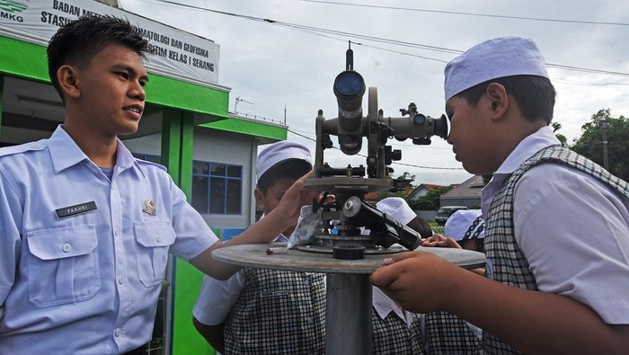 PENGENALAN IKLIM UNTUK MURID SEKOLAH DASAR Petugas Badan Meteorologi, Klimatologi, dan Geofisika (BMKG) Serang menjelaskan cara kerja alat pengukur suhu udara kepada murid Sekolah Dasar yang melakukan studi lapangan di Laboratorium Terbuka BMKG di Serang, Banten, Senin (9/1/2023). Kegiatan tersebut bertujuan mengenalkan gejala perubahan iklim dan dampaknya bagi manusia kepada para murid. ANTARA FOTO/Asep Fathulrahman/hp.