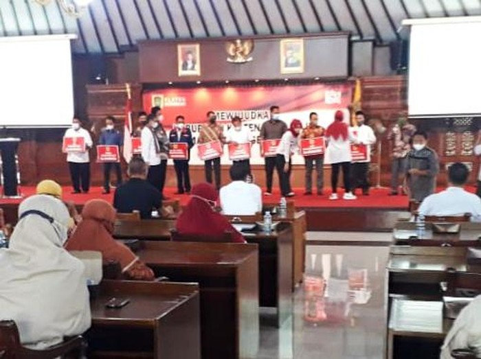 Penyerahan simbolis bantuan hibah dari APBD perubahan 2021 di pendapa Pemkab Klaten.