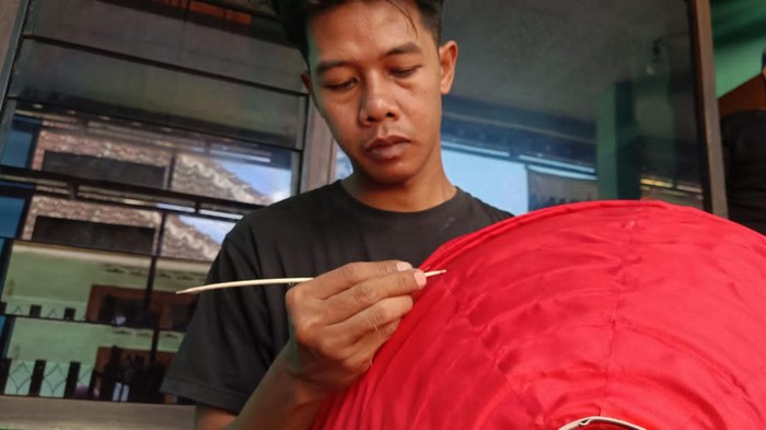 Perajin Lampion di Malang