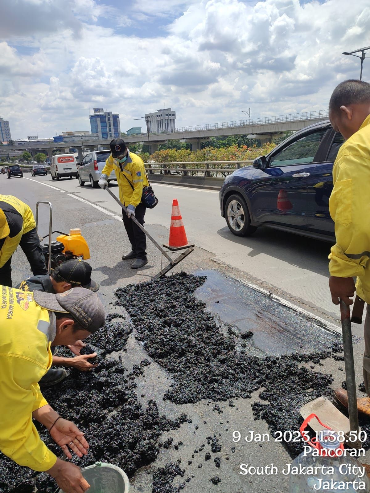 Perbaikan jalan berlubang di Flyover Pancoran arah Cawang, Jaksel. (Dok Dinas Bina Marga DKI)