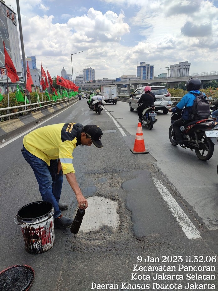 Perbaikan jalan berlubang di Flyover Pancoran arah Cawang, Jaksel. (Dok Dinas Bina Marga DKI)