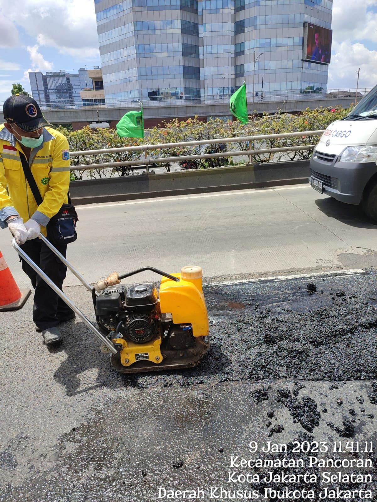 Perbaikan jalan berlubang di Flyover Pancoran arah Cawang, Jaksel. (Dok Dinas Bina Marga DKI)