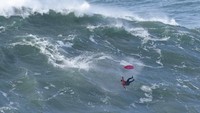 Secara sederhana, surfing didefinisikan sebagai olahraga mengendarai ombak dalam posisi tegak. Peselancar menangkap gelombang laut dan meluncur melintasi permukaan air sampai ombak pecah dan kehilangan energinya.  