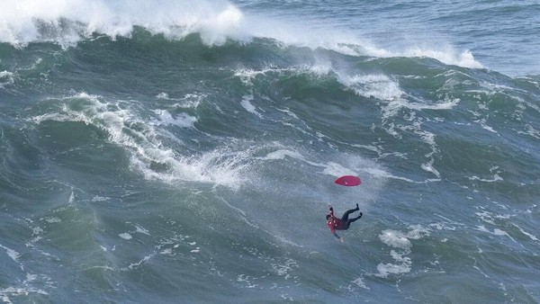 Secara sederhana, surfing didefinisikan sebagai olahraga mengendarai ombak dalam posisi tegak. Peselancar menangkap gelombang laut dan meluncur melintasi permukaan air sampai ombak pecah dan kehilangan energinya. Â Secara sederhana, surfing didefinisikan sebagai olahraga mengendarai ombak dalam posisi tegak. Peselancar menangkap gelombang laut dan meluncur melintasi permukaan air sampai ombak pecah dan kehilangan energinya. Â