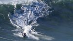 Peselancar di Portugal Pacu Adrenalin Taklukkan Ombak Besar