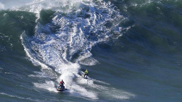 Deburan ombak besar yang menggulung biasanya akan dihindari oleh sebagian besar orang. Tetapi tidak bagi orang-orang yang minat terhadap kegiatan surfing atau selancar. Laut dengan ombaknya yang besar, menjadi medan yang asyik untuk berselancar. Â Deburan ombak besar yang menggulung biasanya akan dihindari oleh sebagian besar orang. Tetapi tidak bagi orang-orang yang minat terhadap kegiatan surfing atau selancar. Laut dengan ombaknya yang besar, menjadi medan yang asyik untuk berselancar. Â