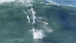 Peselancar di Portugal Pacu Adrenalin Taklukkan Ombak Besar