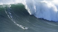 Juara dunia skimboarding Lucas Fink berselancar di Praia do Norte, atau North Beach, di Nazare, Portugal, Senin (9/1/2023).  