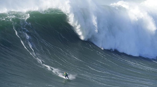 Juara dunia skimboarding Lucas Fink berselancar di Praia do Norte, atau North Beach, di Nazare, Portugal, Senin (9/1/2023). Â Juara dunia skimboarding Lucas Fink berselancar di Praia do Norte, atau North Beach, di Nazare, Portugal, Senin (9/1/2023). Â