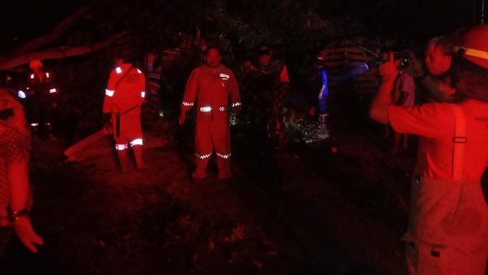 Petugas membersihkan pohon tumbang yang menghalanig jalan di Geneng Blora. Foto diambil Selasa (10/1/2023).
