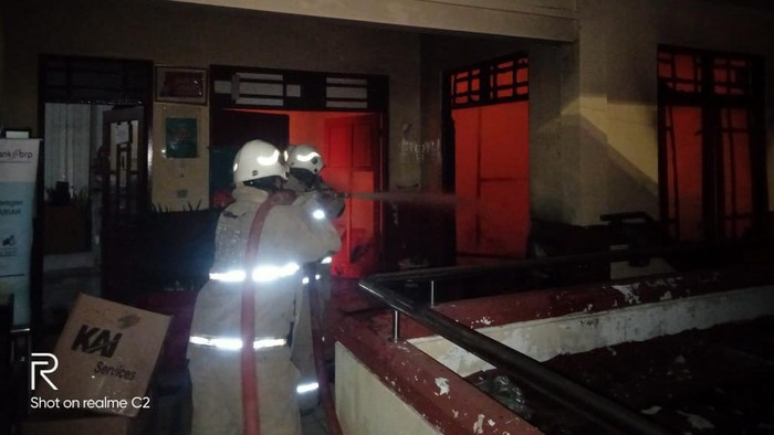 Petugas saat melakukan pemadaman di kantor PT Reska Multi Usaha anak perusahaan PT KAI di Tanjung Mas, Semarang, Selasa (10/1/2023).