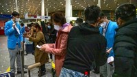 Pejabat setempat mengatakan, 387 penumpang naik dua penerbangan dari Toronto (Kanada) dan Singapura pada hari negara itu mengakhiri pembatasan ketat COVID-19 bagi para pelancong. Mereka menyebut, penerbangan tiba tepat setelah tengah malam, dan semua penumpang telah menyelesaikan prosedur bea cukai pada pukul 1.32 pagi waktu setempat.