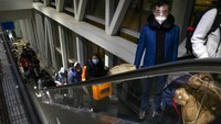 Menurut otoritas bea cukai nasional China, penerbangan pertama di bawah aturan baru tanpa karantina China untuk pelancong internasional mendarat di bandara di Guangzhou dan Shenzhen di Provinsi Guangdong bagian selatan, China.  