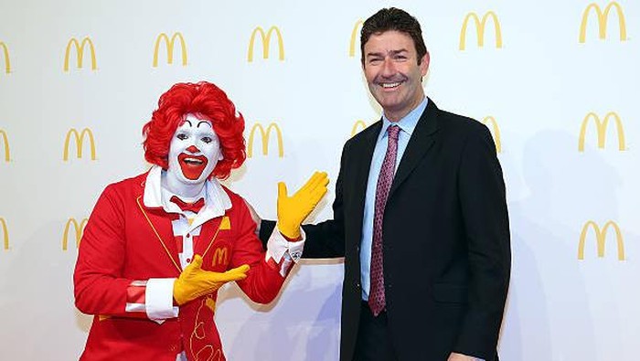 Mantan bos McDonald's Stephen Easterbrook berbohong tentang hubungan seksualnya dengan staf. Ia didenda oleh pengawas keuangan Amerika Serikat (SEC) Rp 6,2 M.