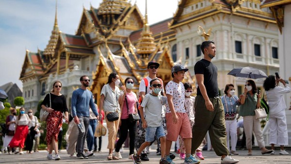Beda hal dengan negara-negara lain yang was-was menyambut turis dari China karena lonjakan COVID-19 yang melonjak. Amerika Serikat, Kanada, Jepang, dan Prancis termasuk di antara negara-negara yang telah memberlakukan aturan baru yang mewajibkan pelancong dari China untuk memberikan tes COVID-19 negatif karena kekhawatiran akan lonjakan kasus. Â Beda hal dengan negara-negara lain yang was-was menyambut turis dari China karena lonjakan COVID-19 yang melonjak. Amerika Serikat, Kanada, Jepang, dan Prancis termasuk di antara negara-negara yang telah memberlakukan aturan baru yang mewajibkan pelancong dari China untuk memberikan tes COVID-19 negatif karena kekhawatiran akan lonjakan kasus. Â