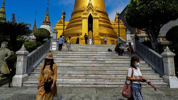 Wisatawan mengunjungi Grand Palace di Bangkok, Thailand, Sabtu (7/1/2023). Thailand menjadi salah satu negara yang sangat menanti kehadiran turis dari China. Â Wisatawan mengunjungi Grand Palace di Bangkok, Thailand, Sabtu (7/1/2023). Thailand menjadi salah satu negara yang sangat menanti kehadiran turis dari China. Â