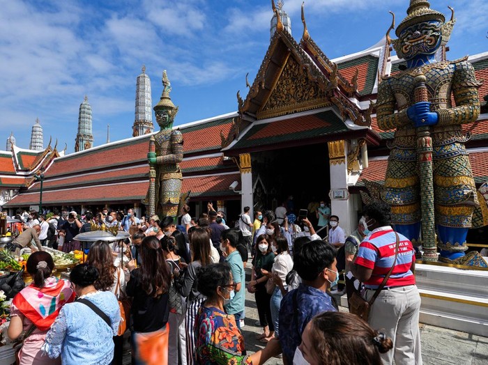 Tourists visit the Grand Palace, one of the top tourist attraction spots as Thailand is expecting arrivals of Chinese tourists after China reopens its borders amid the coronavirus (COVID-19) pandemic, in Bangkok, Thailand, January 7, 2023. REUTERS/At