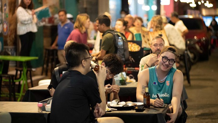 Tourists enjoy in Bangkok's China town, one of the top tourist attraction spots as Thailand is expecting arrivals of Chinese tourists after China reopens its borders amid the coronavirus (COVID-19) pandemic, in Bangkok, Thailand, January 6, 2023. REUTERS/Athit Perawongmetha