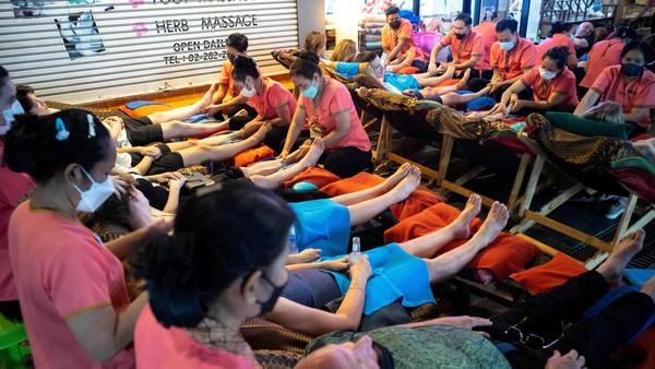 Namun Thailand sepertinya tidak sejalan dengan mengharuskan tes Covid ini. Mereka berkata bahwa semua negara berhak diperlakukan sama. Namun Thailand sepertinya tidak sejalan dengan mengharuskan tes Covid ini. Mereka berkata bahwa semua negara berhak diperlakukan sama.