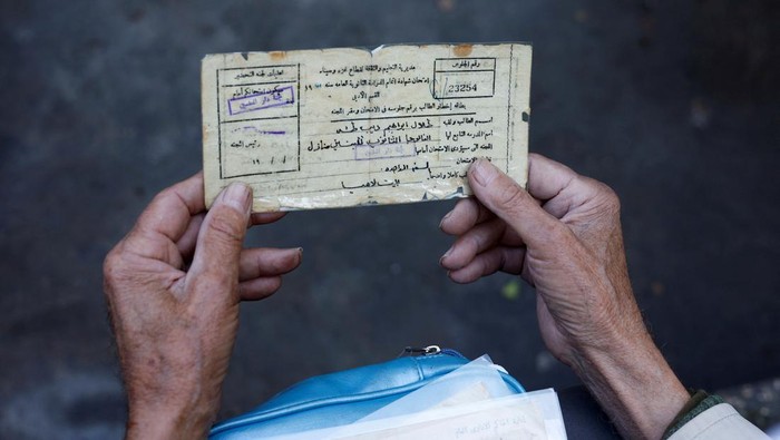 Pria Palestina Ini Koleksi 25 Ribu Koran di Tengah Gempuran Digital Palestinian elderly Talal Taha reads a newspaper at his house in Gaza January 5, 2023. REUTERS/Mohammed Salem