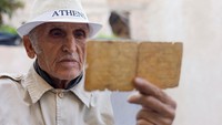 Ia bahkan telah dikenal sebagai The Newspaperman Palestina.  