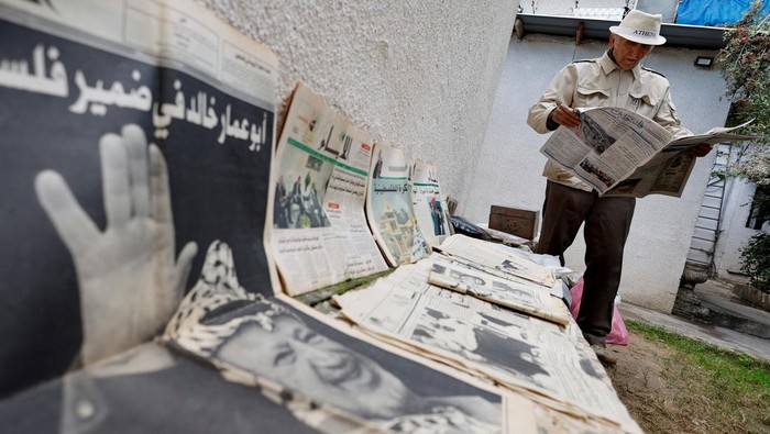 Pria Palestina Ini Koleksi 25 Ribu Koran di Tengah Gempuran Digital Palestinian elderly Talal Taha reads a newspaper at his house in Gaza January 5, 2023. REUTERS/Mohammed Salem