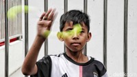 Tetapi kini latto-latto sedang disorot serius karena telah membuat anak-anak terluka. Bahkan, ada pecahan latto-latto itu yang melukai mata seorang anak kecil. Dan kini akhirnya dilarang.