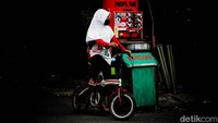 Bahkan seorang bocah di Kubu Raya, Kalimantan Barat, terluka di bagian mata setelah terkena serpihan pecahan bola latto-latto. Bocah itu kini harus menjalani operasi mata lantaran terluka di bola matanya.