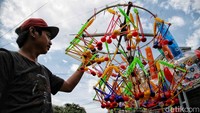 Dari penjualan, latto-latto laku keras dikalangan pedagang. Bahkan, beberapa PKL mengaku bisa menjual 100 hingga 200 latto-latto per hari dengan harga berkisar Rp 10 ribu-Rp 15 ribu.
