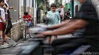 Disisi lain, tren bermain lato-lato tampaknya mengganggu ketenangan umum bahkan sampai membahayakan fisik. Oleh karena itu, Kepala Biro Komunikasi dan Pelayanan Publik Kemenkes RI dr Siti Nadia Tarmizi, menghimbau masyarakat khususnya orang tua agar selalu berhati-hati dalam menjaga anaknya saat bermain latto-latto.